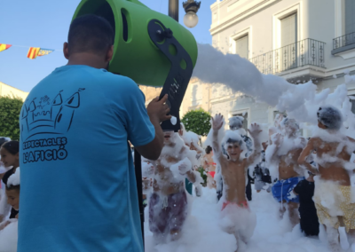 Operador manejando una máquina de espuma en una fiesta al aire libre.