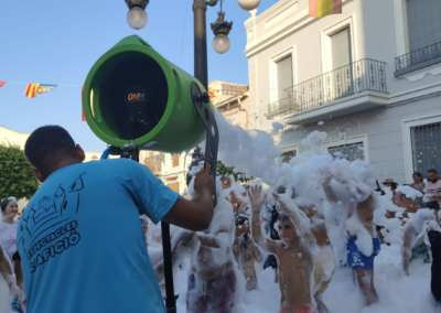 Máquina de espuma en acción durante una fiesta al aire libre.