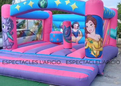 Hinchable con princesas y ponis en colores rosa y morado.