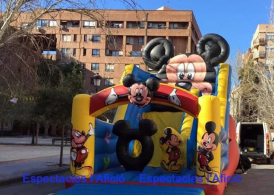 Inflable de Mickey Mouse con una estructura colorida y divertida.