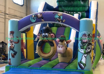 Inflable de Toy Story con personajes como Woody, Buzz Lightyear y Mr. Potato.