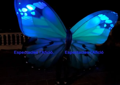 Mariposa luminosa en la noche.