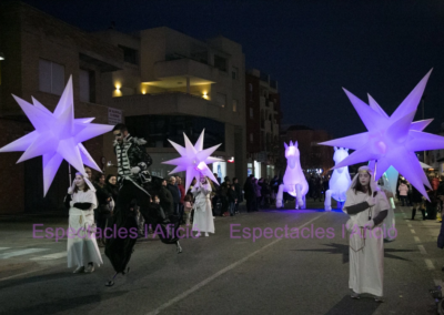 Desfile con estrellas hinchables y zancos.