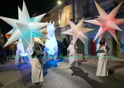 Desfile nocturno con estrellas y caballos hinchables.