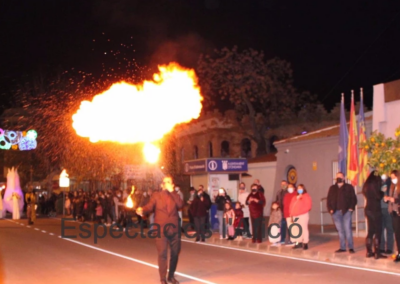 Soplador de fuego en un desfile nocturno.