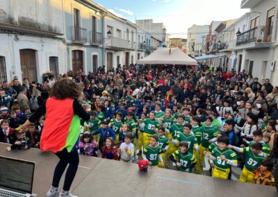 Animador con niños disfrazados