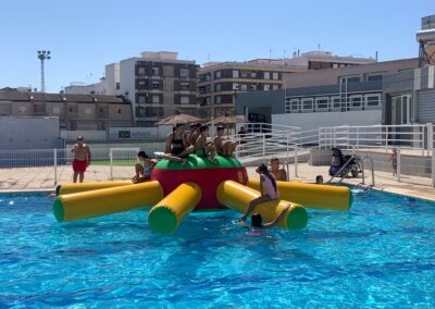 Hinchable flotante redondo en una piscina.