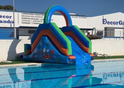 Tobogán hinchable azul en una piscina.