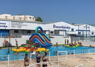 Piscina con hinchables y actividades recreativas.