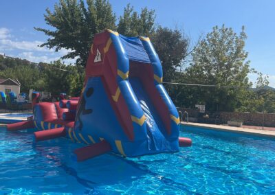 Tobogán hinchable acuático en piscina.