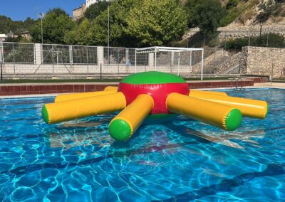 Juguete hinchable flotante en piscina.