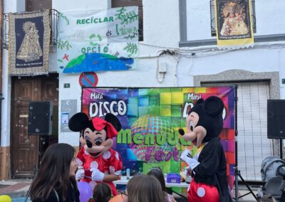 Personajes animados con niños en actividad callejera.