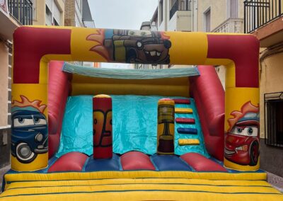 Castillo hinchable infantil con temática de coches.