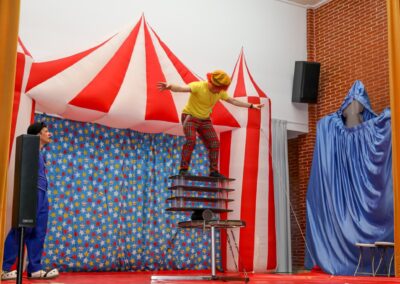 Artista de circo en equilibrio sobre varias plataformas