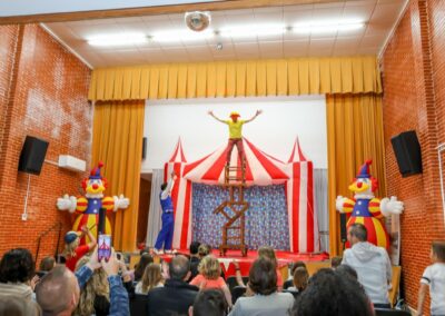 Un animador equilibra en lo alto de una pila de sillas