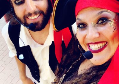 Animadores vestidos de piratas sonriendo.