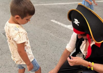 Pirata pintando tatuaje a un niño.