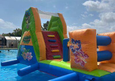 Escalera de hinchable tropical en piscina.