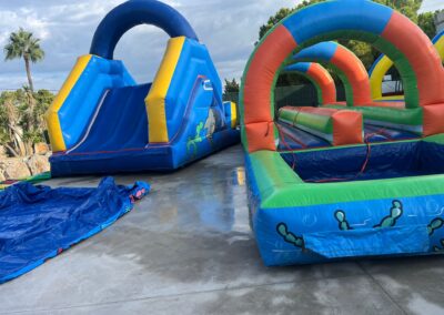 Tobogán acuático hinchable y recorrido inflable con piscina vacía.