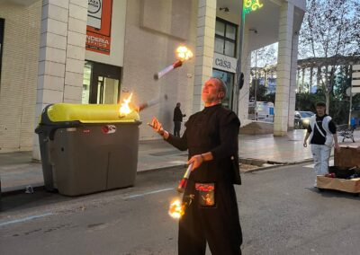 Malabarista con antorchas encendidas en la calle.