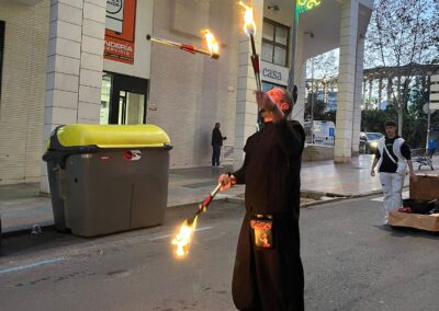 Malabarista con antorchas en la calle.