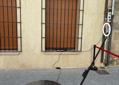 Plataforma de video 360 con alfombra roja frente a un edificio.