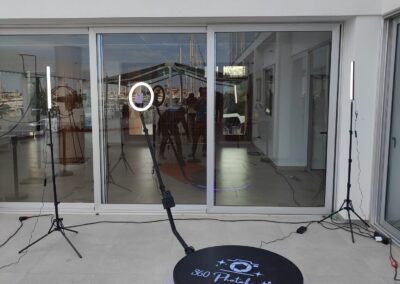 Plataforma de video 360 con alfombra roja y luces LED.