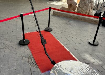 Plataforma de video 360 con alfombra roja en un evento al aire libre.