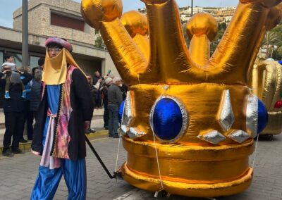 Corona hinchable dorada en un desfile temático.